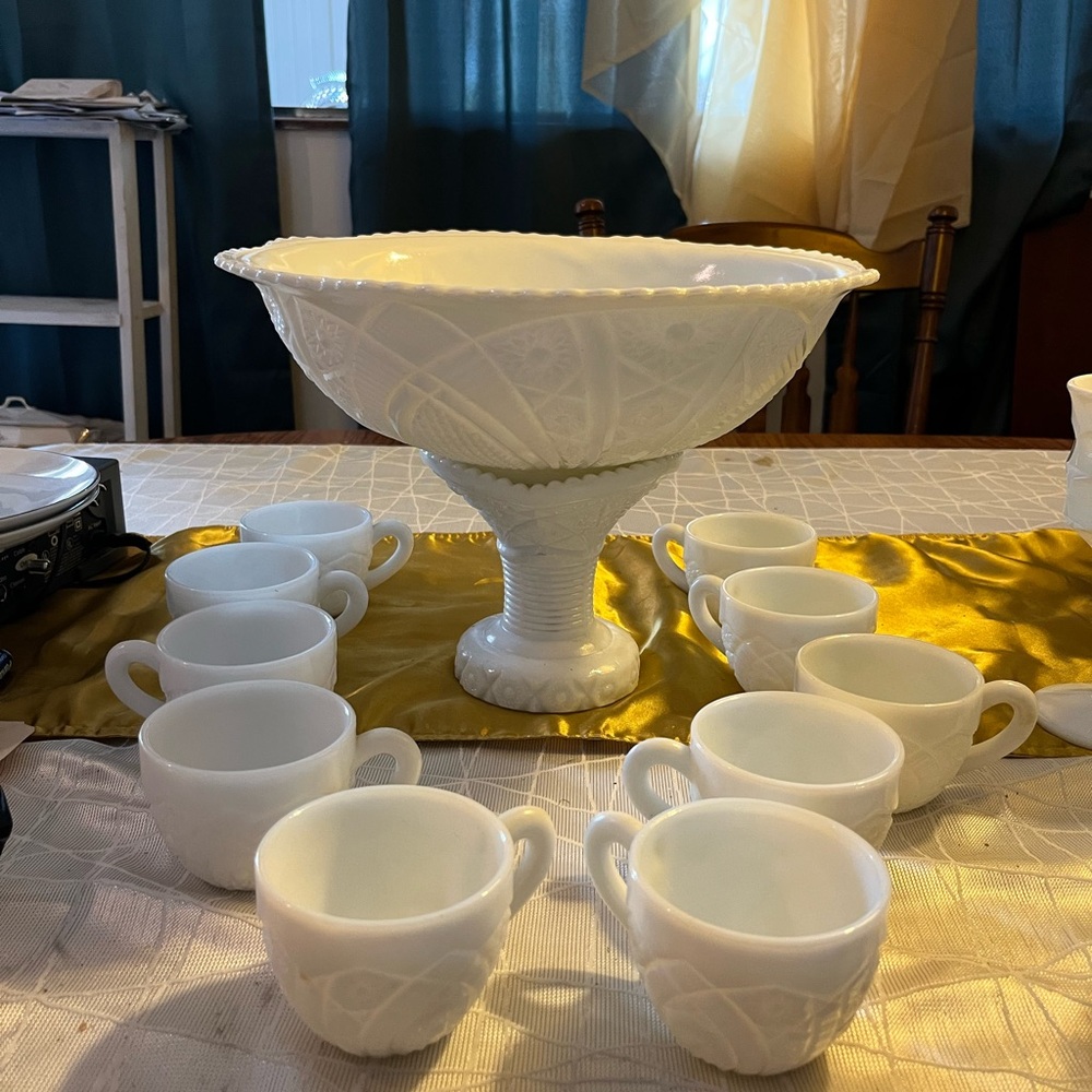 1950s mckee  milk glass punch bowl with 10 cups